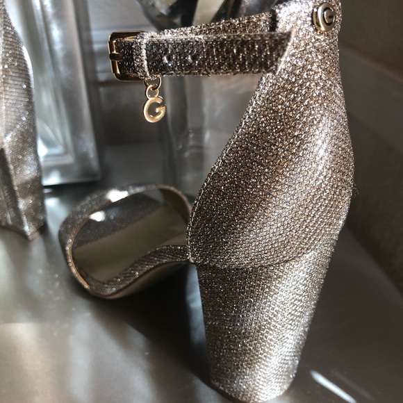 Gold heels - Picture 3 of 3